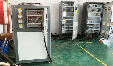 什么原因引起工業(yè)冷水機壓力過高的？